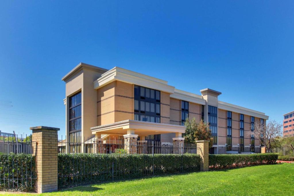 Sugar Land Hotel | Heritage Inn Suites Houston Sugar Land, Trademark by Wyndham