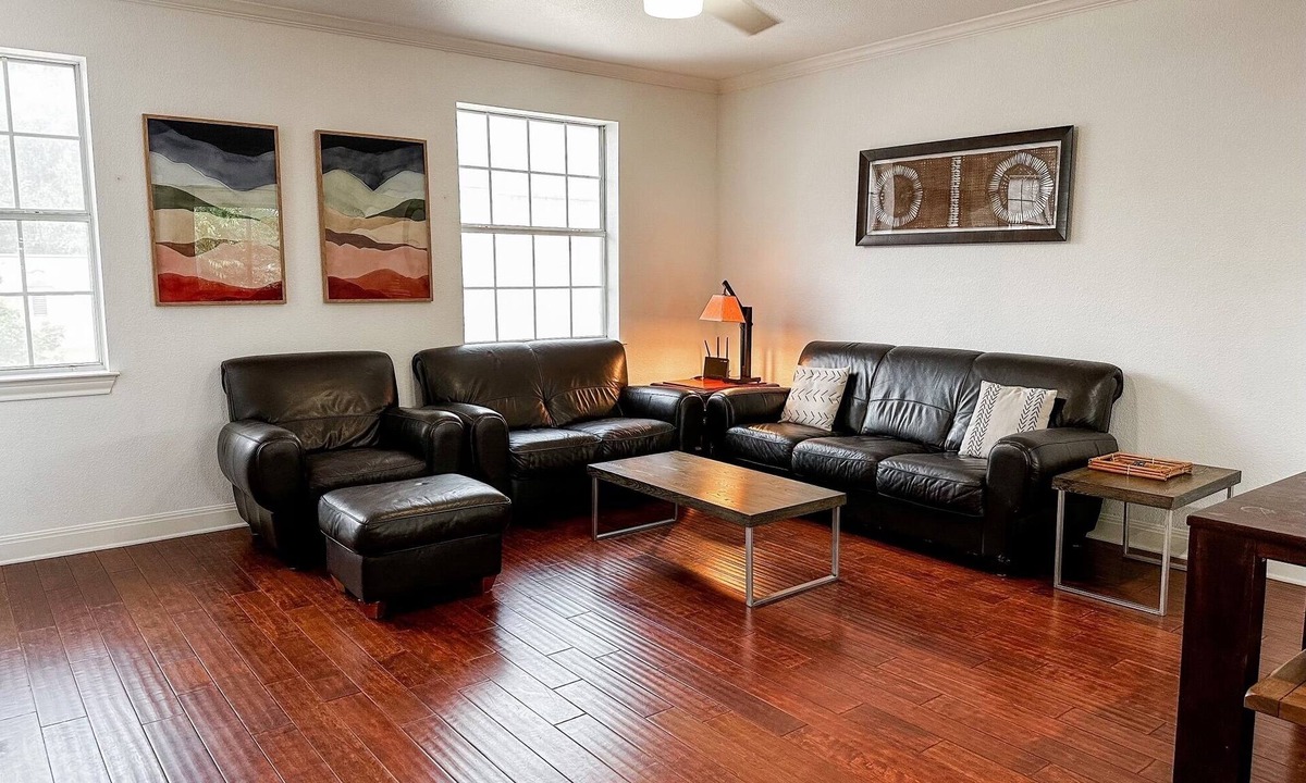 Riverside House | Hestia: Contemporary 3br Townhome in Austin with King, W/D, garage