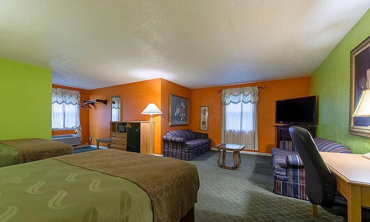 Paris Hotel | Highway Inn