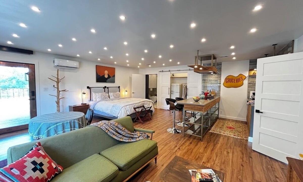Hays County Apartment | Hill Country Studio:Tucked away on a creatively inspired, safe, and gated space.