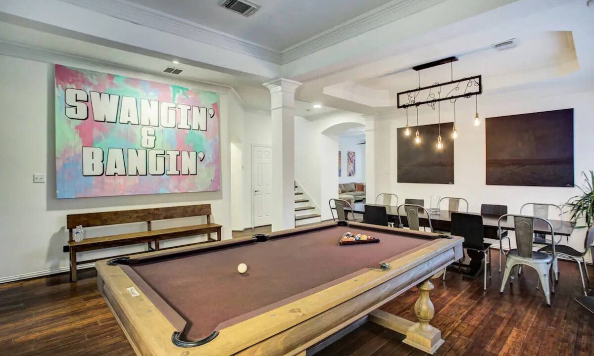 South Central Houston House | Hip Bachelor-ette Pad, Sleeps 18, Packed With Games! 2mi to Downtown Houston!