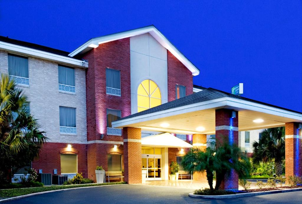 Weslaco Hotel | Holiday Inn Express Hotel and Suites Weslaco by IHG