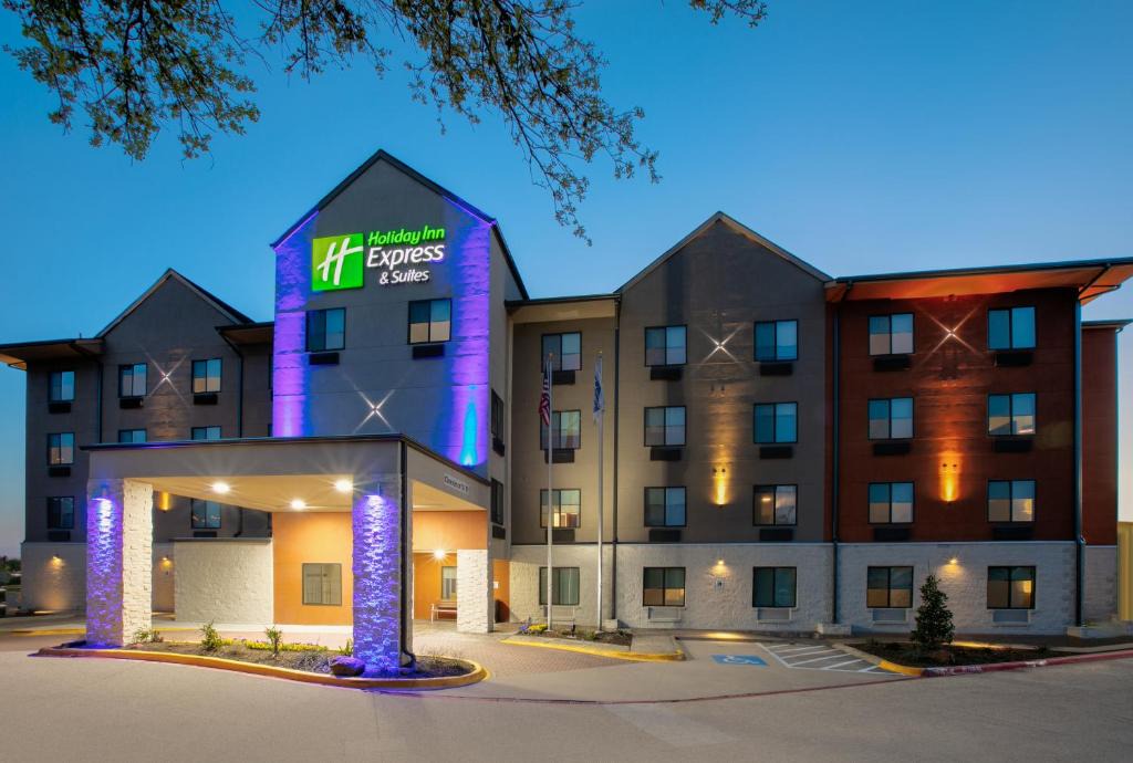 Park Central Hotel | Holiday Inn Express & Suites DALLAS PARK CENTRAL NORTHEAST by IHG