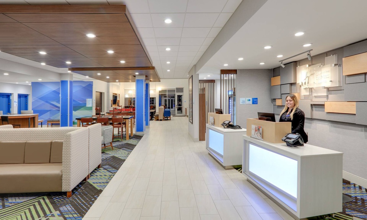 Dallas Hotel | Holiday Inn Express & Suites Dallas NW HWY - Love Field by IHG