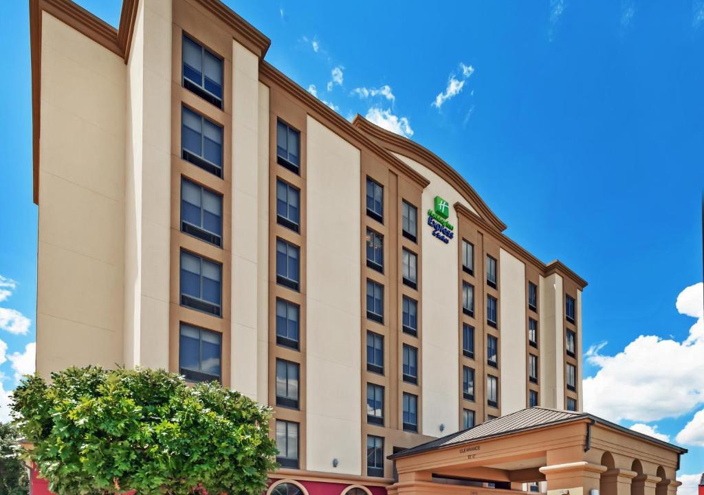 The Villages Hotel | Holiday Inn Express & Suites Houston - Memorial Park Area by IHG
