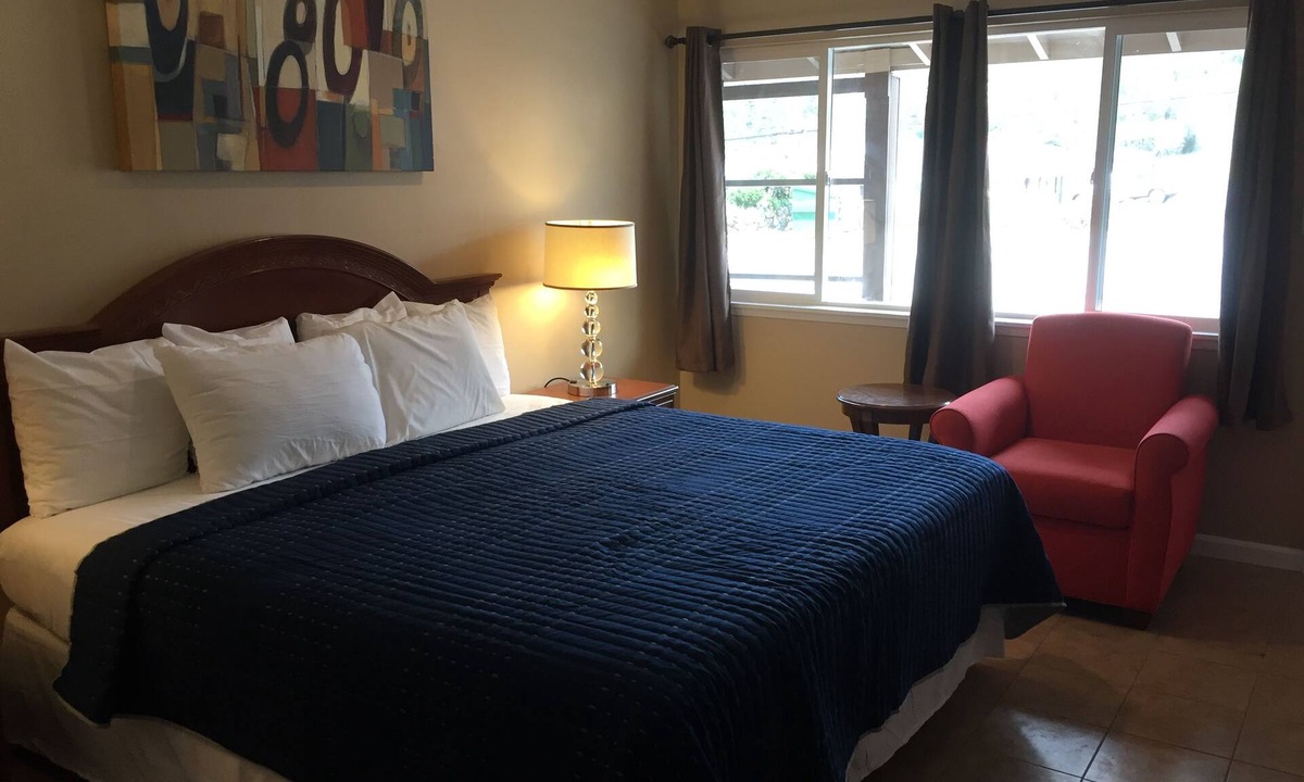 Grass Valley Hotel | Holiday Lodge