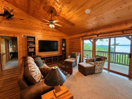 Roach House | Hollow Tree Lodge with Game Room