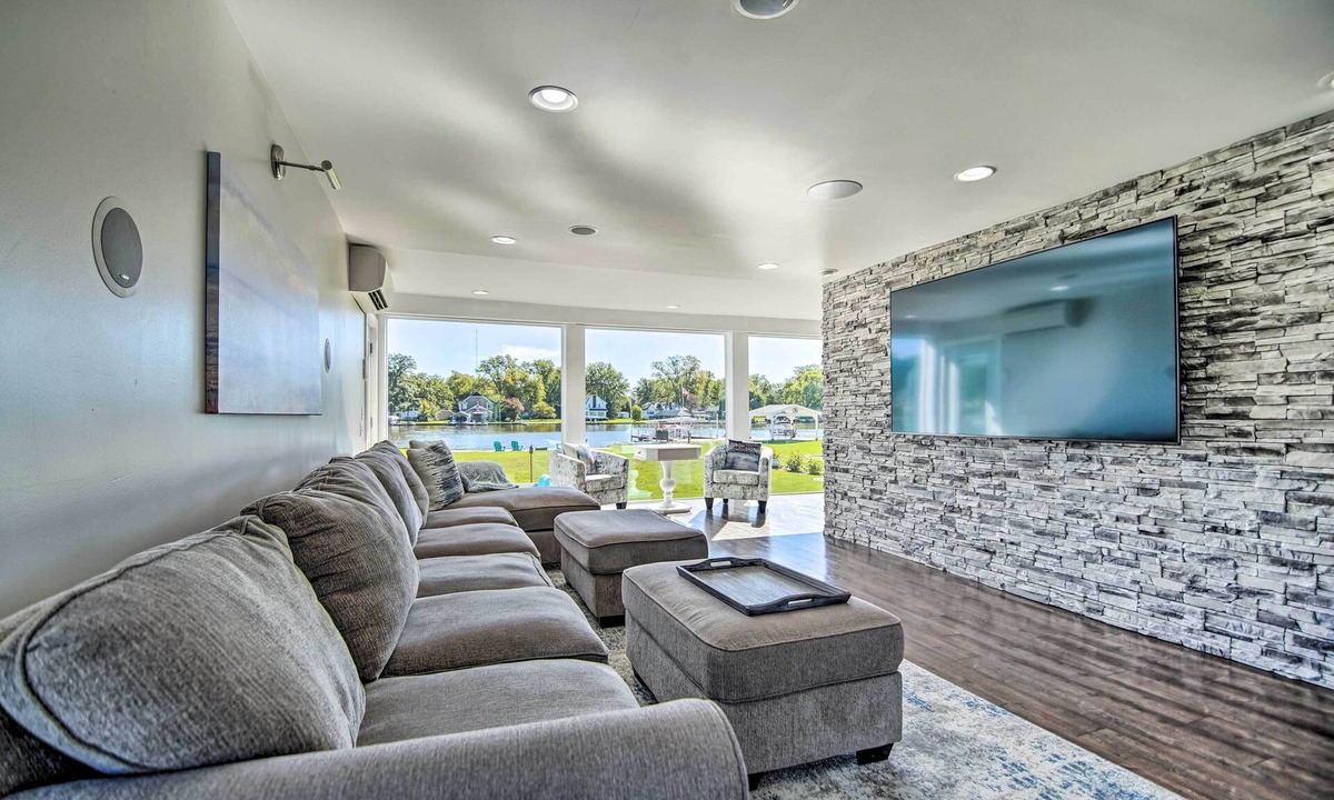 McHenry House | Home on Fox River: Modern Decor Style!