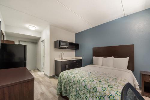 West San Antonio Hotel | HomeTowne Studios by Red Roof San Antonio - SeaWorld Northwest