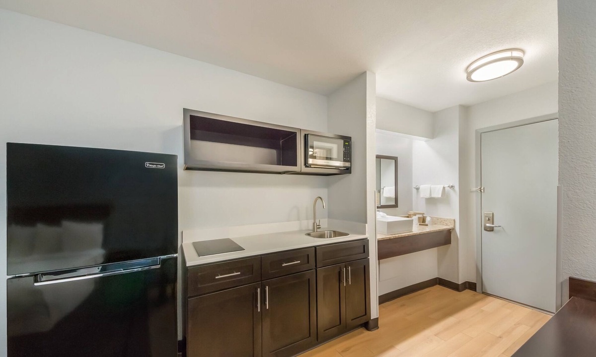 West San Antonio Hotel | HomeTowne Studios by Red Roof San Antonio - Seaworld/Northwest