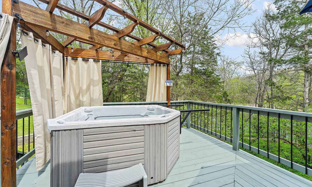 Eureka Springs House | Hot Tub, Fire Pit, Patios, Pet Friendly, Kayaks