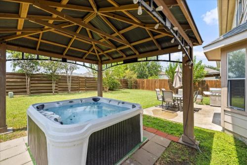 Houston House | Hot Tub HTown Getaway Yard BBQ Air Hockey WiFi
