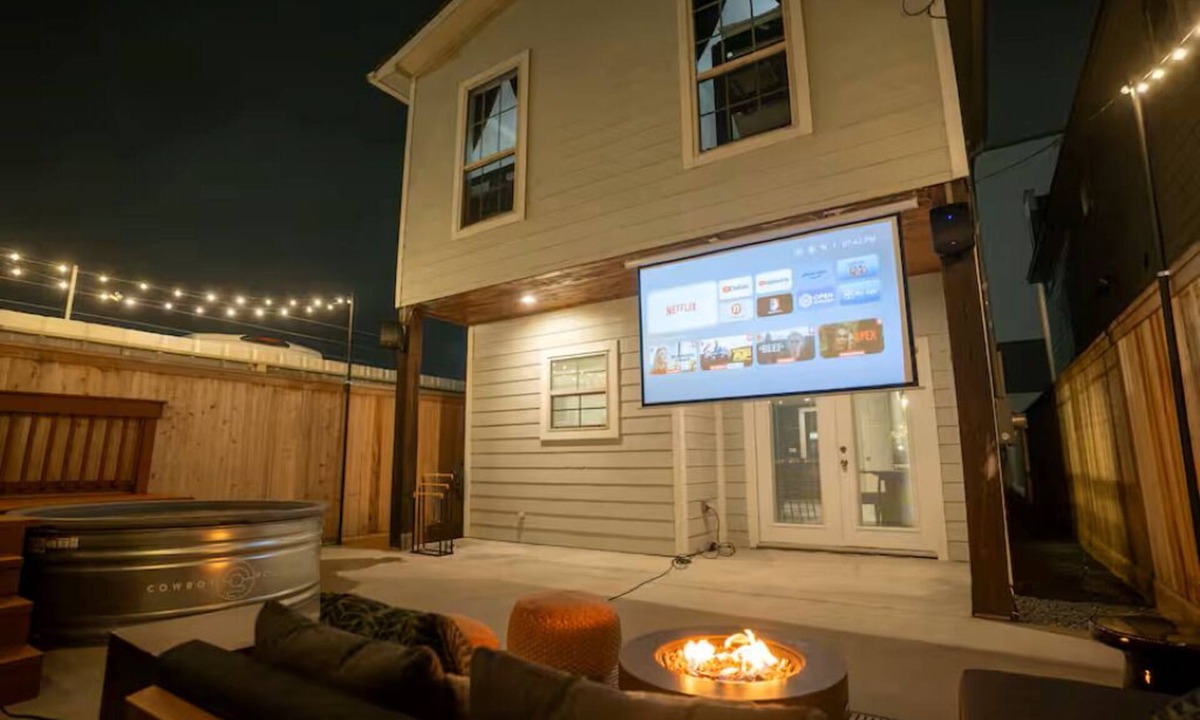 Greater Heights House | Houston Heights: Pool+Outdoor Projector+Cornhole+Arcade
