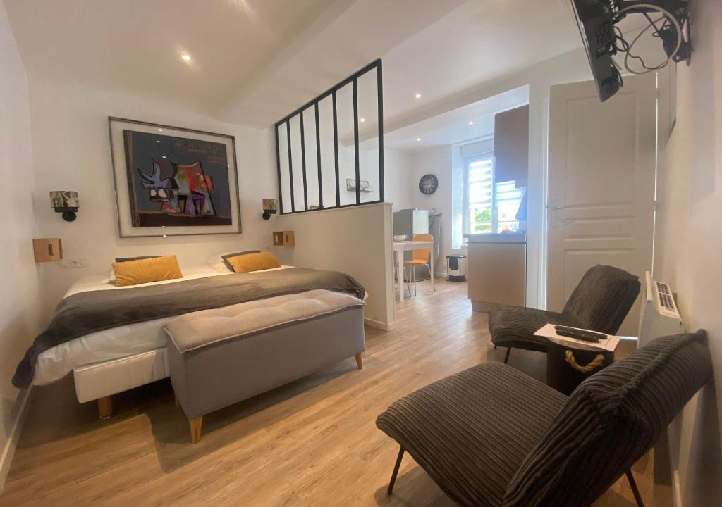 Arromanches-les-Bains Apartment | Il y a de l'amour dans l'air - studio lit king size