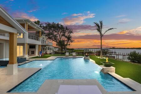 Totem Park House | Infinity Pool Paradise I Luxe Waterfront Living