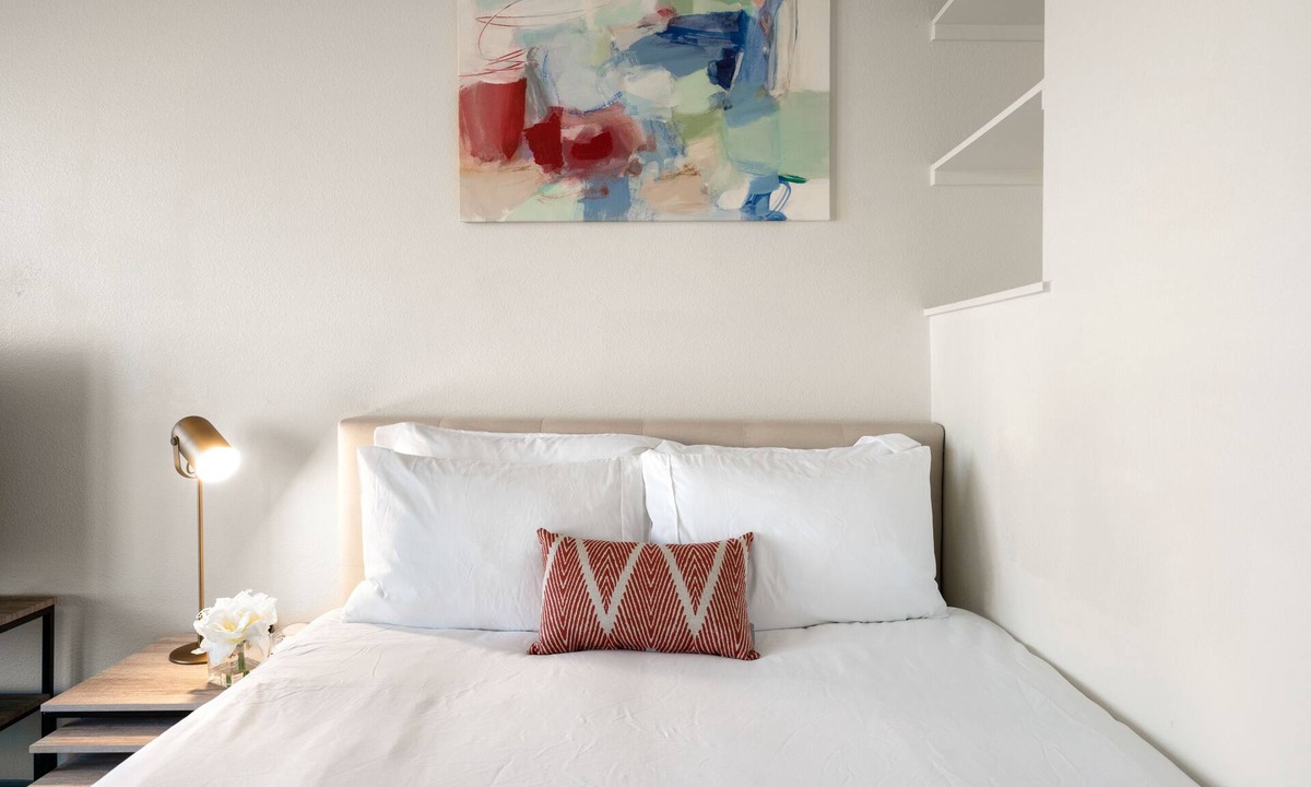 Central Arlington Apartment | Kasa | Walk to Eateries | Arlington