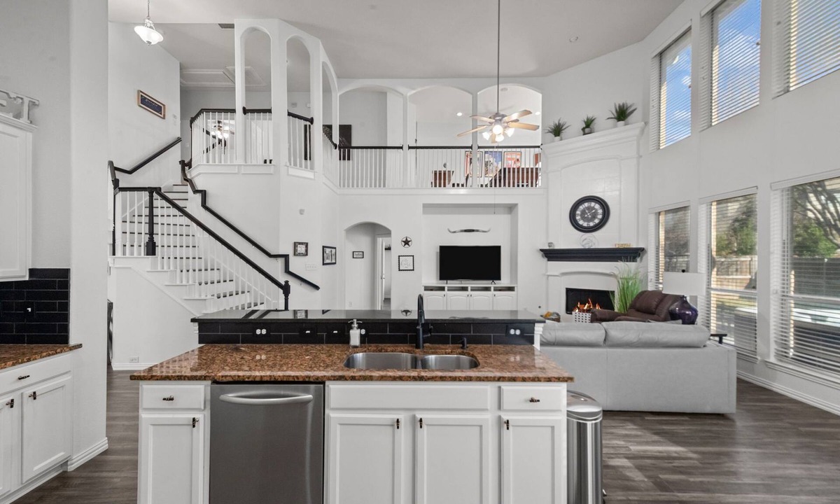 Keller House | Keller’s Crown - Huge House Near Stadiums - Hot Tub & Pool Table