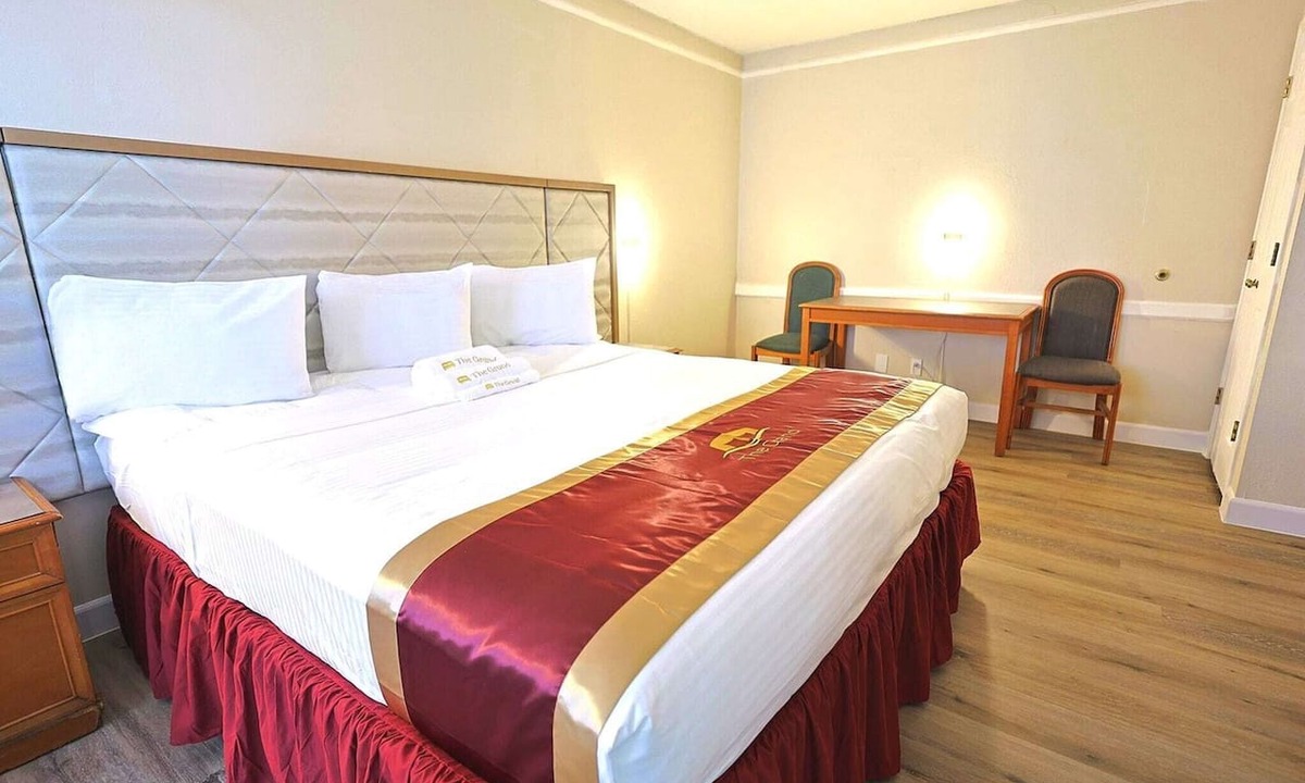 Texarkana Apartment | King Bed Accessible Non-Smoking