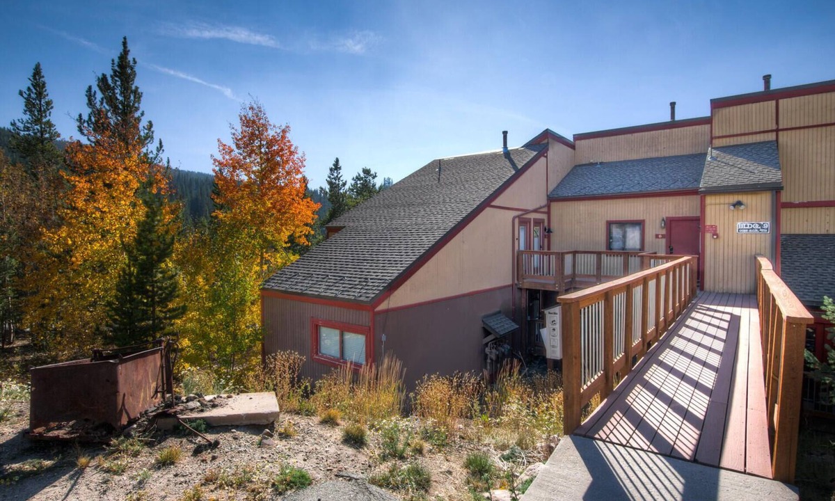 Baldy Mountain Condo | King Bed and Bunks/Office. Free Bus to Town/Skiing. Sweet View!