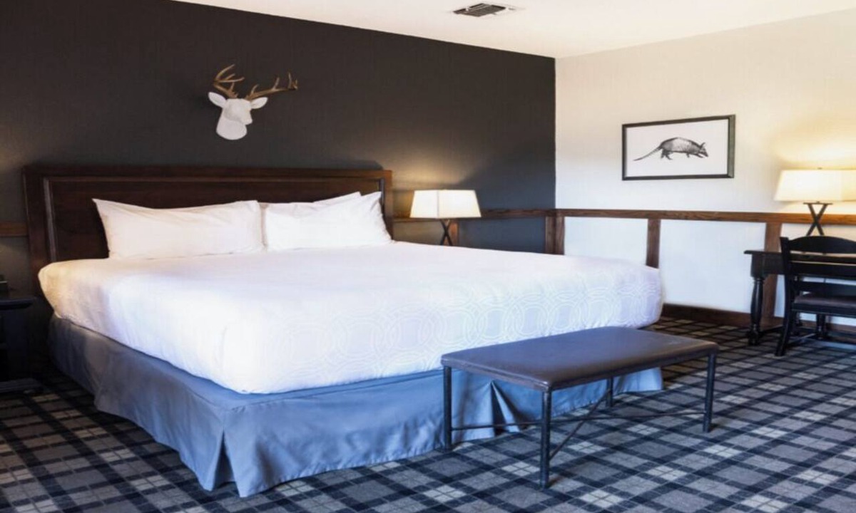 Boerne Hotel | King Bed | Golf Course Views | Pool Access | 6 mi to Hill Country Mile Shopping