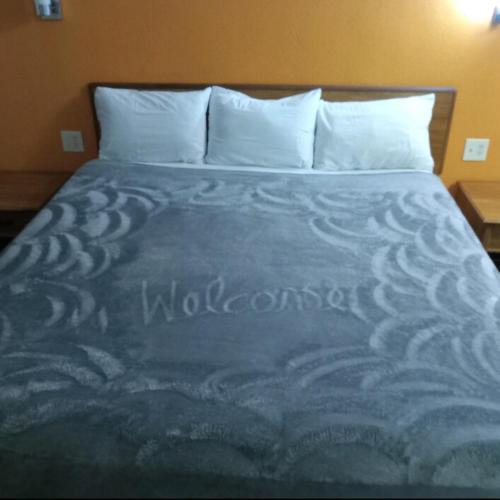 Livingston Apartment | King Bed Hotel Studio 114