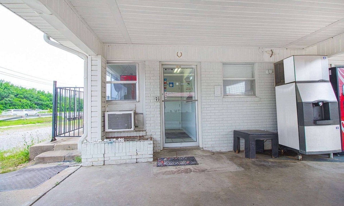 McAlester Apartment | King Bed | McAlester OK