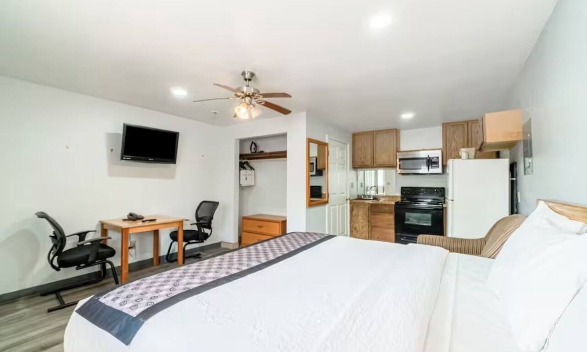 Ira Hotel | King Bed Non‑Smoking — Great Base for Exploring Snyder & Playing Golf