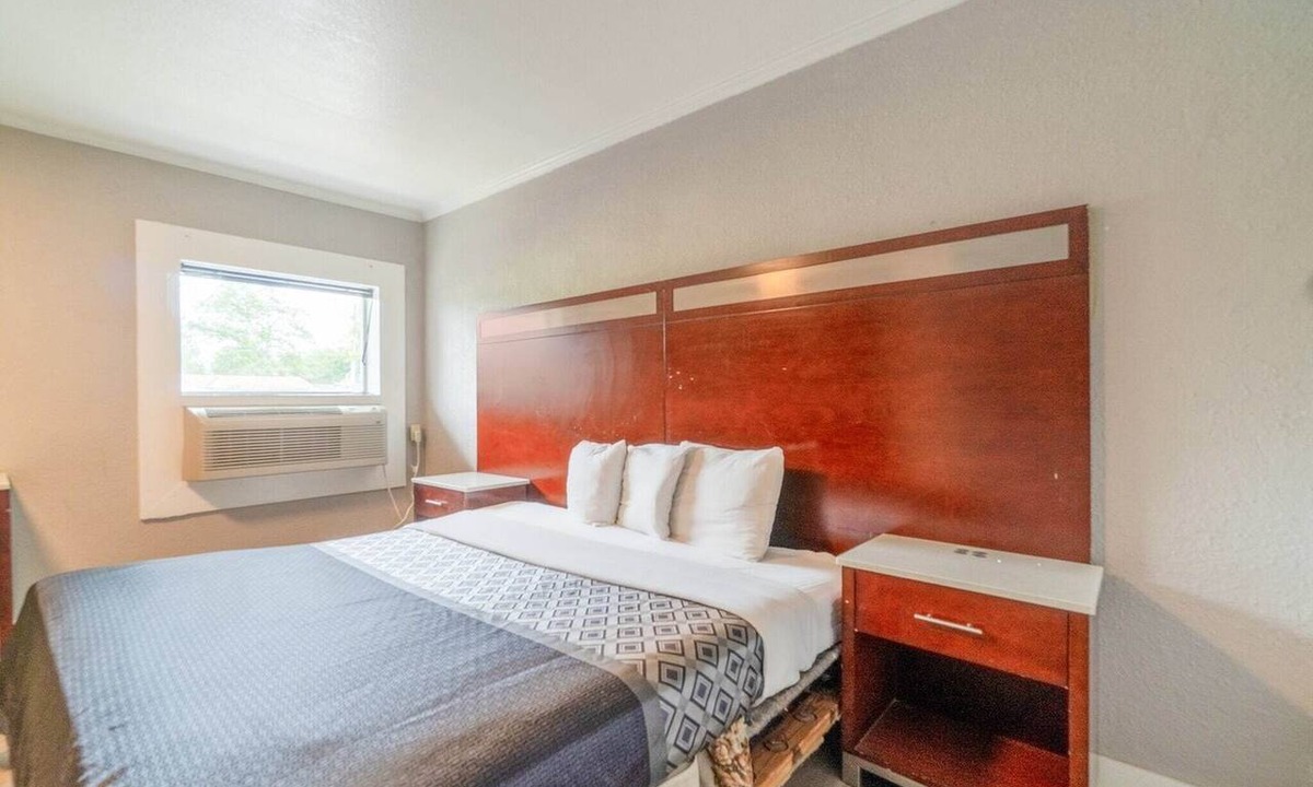 West San Antonio Apartment | King Bed|Non-Smoking