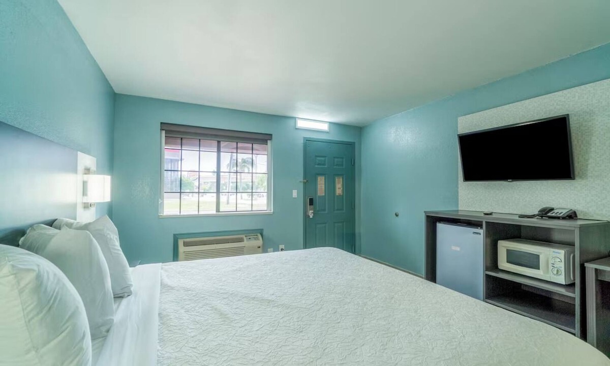 Harlingen Hotel | King Bed Room Close to Downtown Harlingen Highlights