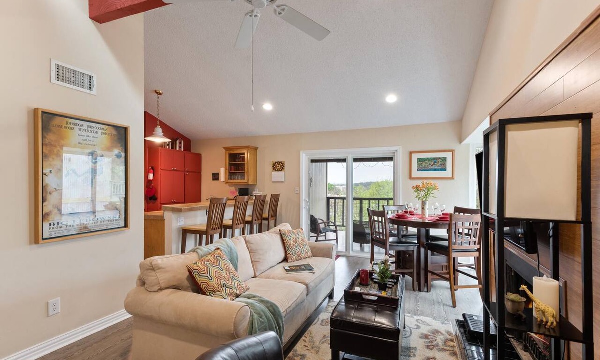 Barton Hills Condo | King bed, view, patio, .33 miles to Barton Springs/Zilker Park, @2 miles to DT!