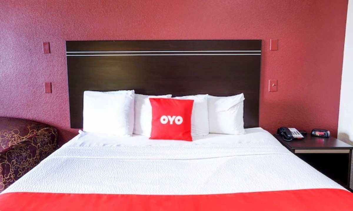 Port Allen Hotel | King Room Sanctuary | Quiet, Comfortable Stay Near LSU and Great Dining Options