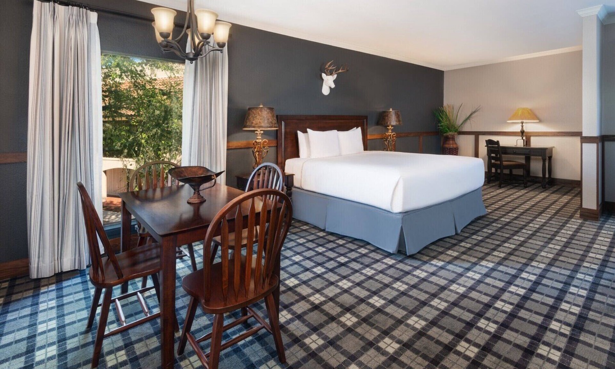 Boerne Hotel | King Suite w/Access to Gym and pool | 5 mi to Cibolo Nature Center Hiking