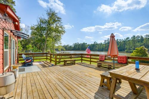 Livingston House | 'Kokomo Kove' - Waterfront Country Texas Getaway