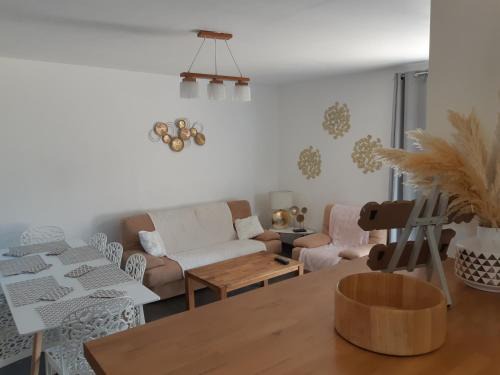 Saint-Cyran-du-Jambot House | la java