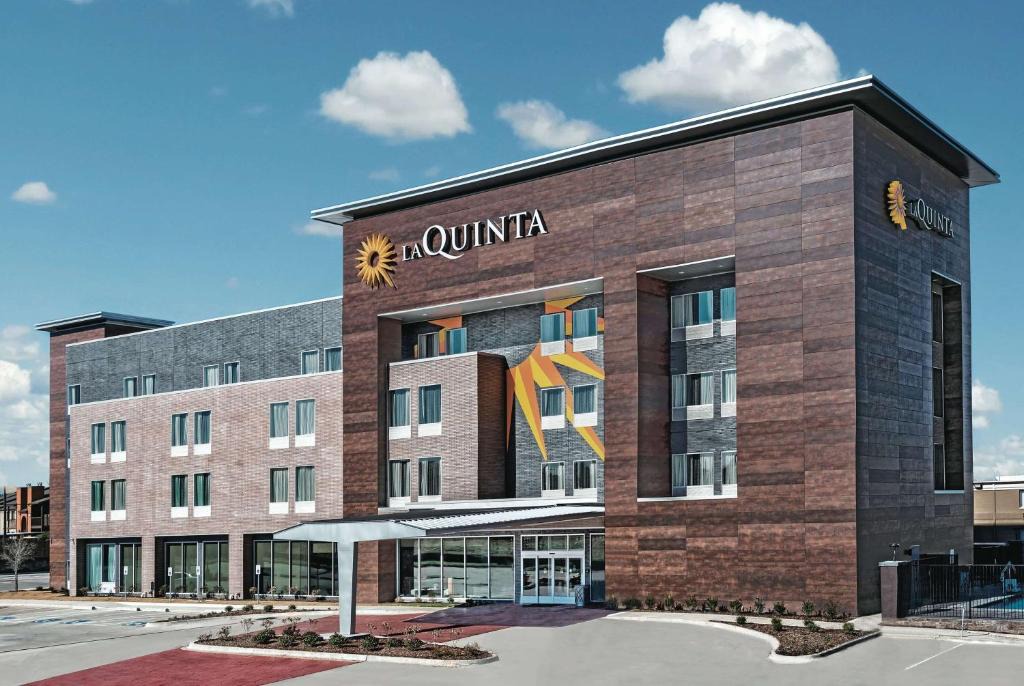 Grand Prairie Hotel | La Quinta by Wyndham Dallas Grand Prairie North