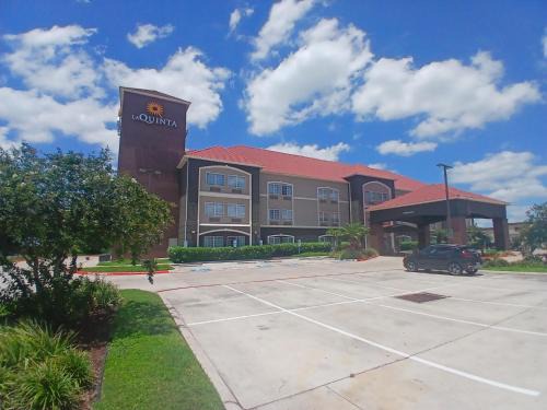Monte Alto Hotel | La Quinta Inn & Suites by Wyndham Mercedes Outlet Mall