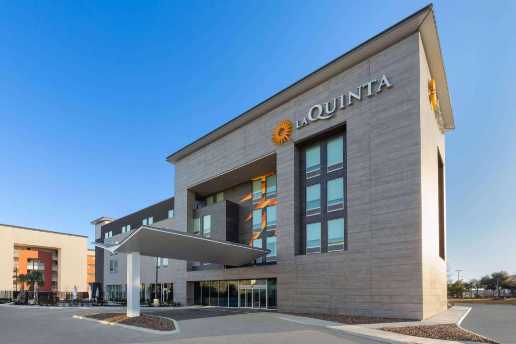 Forest Crest Hotel | La Quinta Inn & Suites by Wyndham San Antonio at the RIM