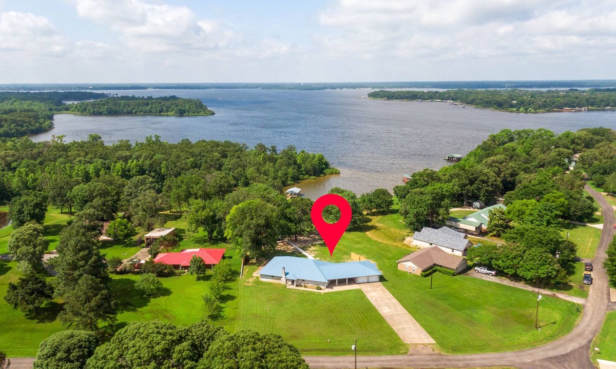Yantis House | Lake Fork Waterfront Retreat