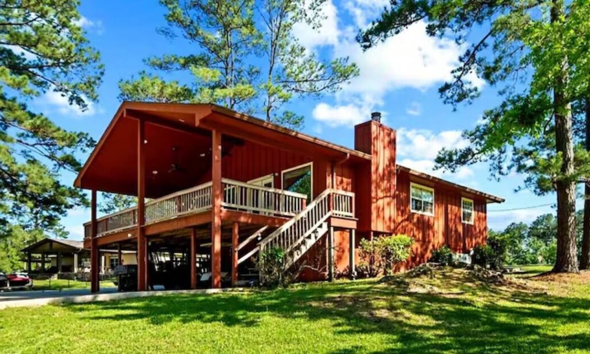 Brookeland Cabin | Lake Front Cabin! Pool, Basketball, Boat parking & Firepit. Lots of parking.