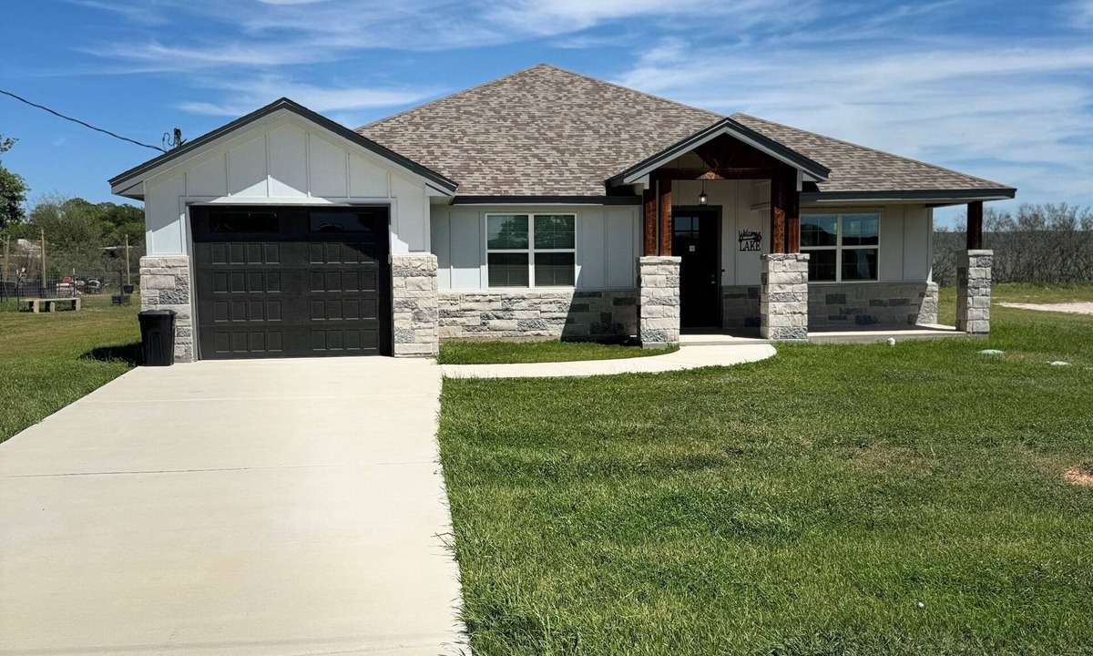Tow House | Lake Front Modern Home Lake Buchanan Village, Sleeps14