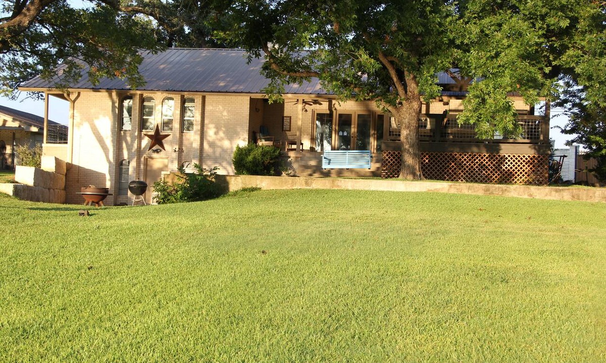 Kingsland House | LAKE & RIVER Front! HUGE-FUN HOME:3300sft-4bath-Games,Kayaks,Canoe,View & Space!
