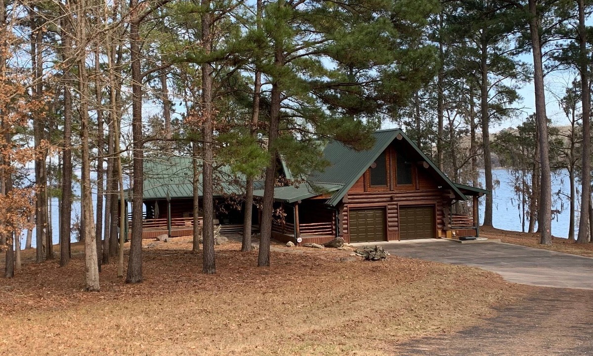 Huntington Cabin | Lake Sam Rayburn - Waterfront Custom Log home, 2000 Sq Ft Video included.