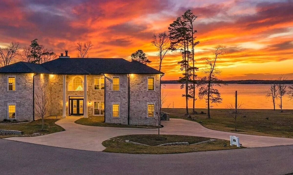 Dogwood House | Lakefront Estate Sleeps 18, Bunk & Game Room & Boat House w/Swim Hole & Kitchen!