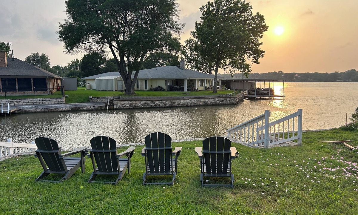 Granbury House | Lakefront, Game Room, Kayaks, Stunning Sunsets, Fishing, Relaxing.