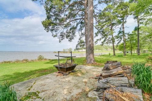Negreet House | Lakefront Gem w/Boat Dock & Fishing Pier in Many