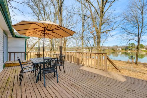Gibson House | Lakefront Home w/Yard & Deck in North Little Rock