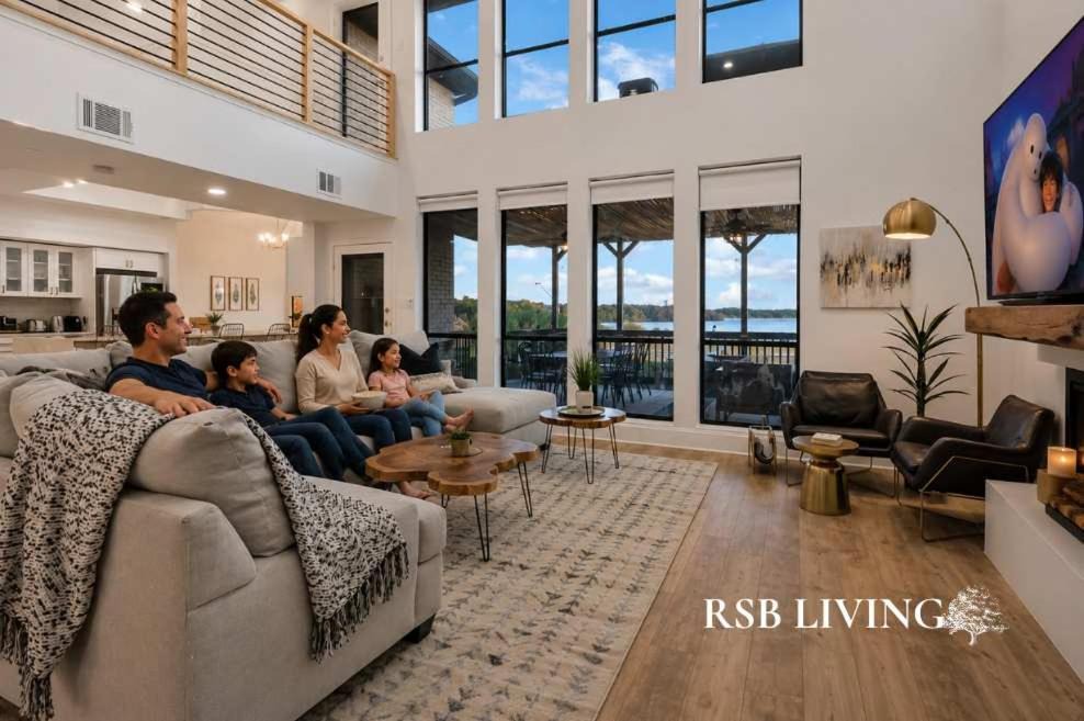 Rowlett Villa | Lakefront Luxe 6BR 4,5BA Holiday Home with Pool & Hot Tub