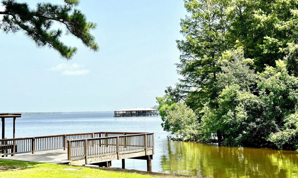 Negreet House | Lakefront Luxury: Commercial Icemachine, Fire Pit, Your Getaway Awaits!