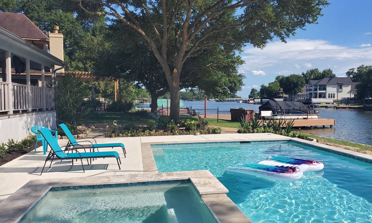Seven Coves House | LAKEFRONT PARADISE HUGE POOL/SPA/BUG misting sys/4 game tables incl. Golden T