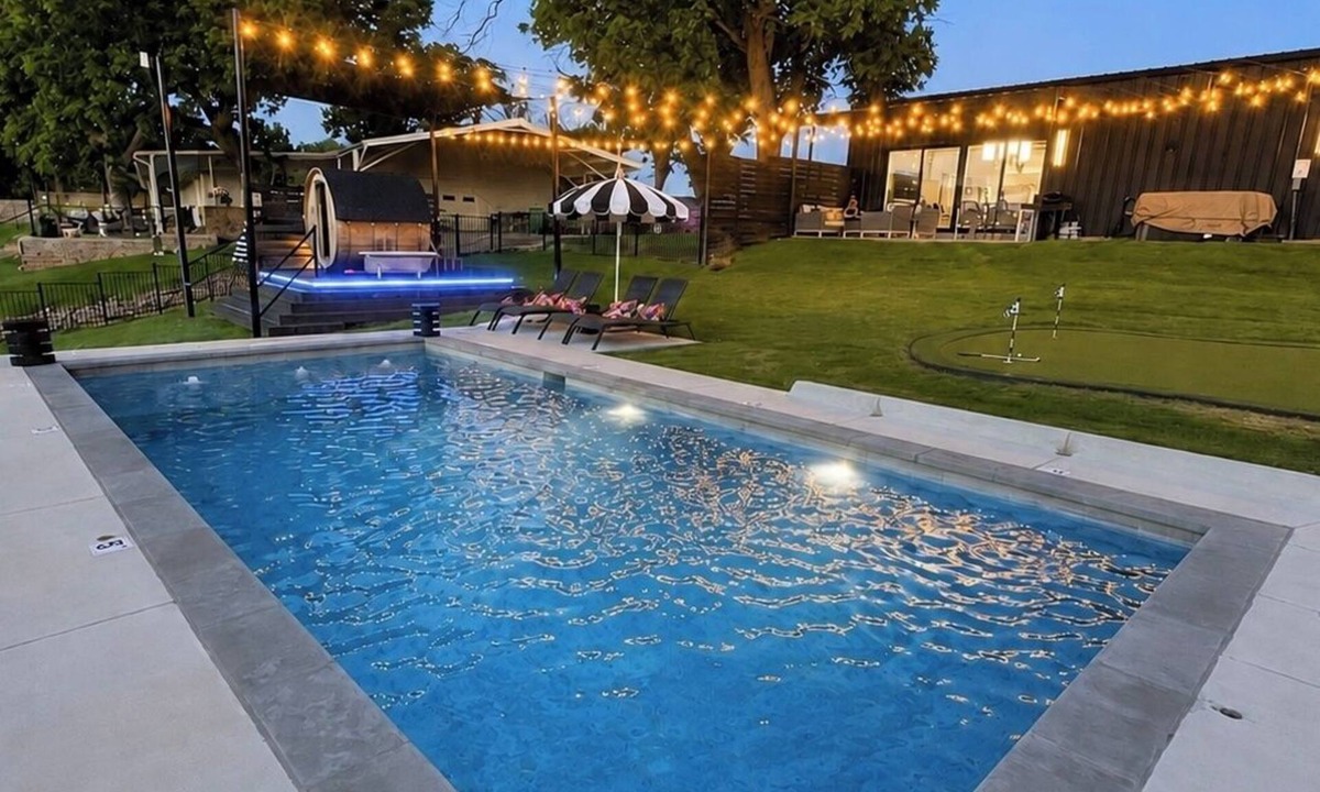 Dennis House | Lakefront Wellness Retreat · Pool · Sauna · Hot Tub